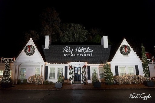 Ebby's Little White House - Exterior Christmas Lig